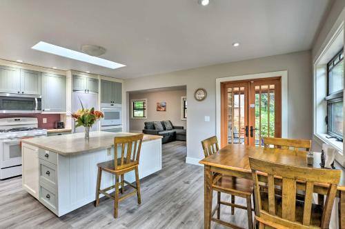 Una cocina o zona de cocina en Quiet and Cozy Eureka Home Near Sequoia Park and Zoo!