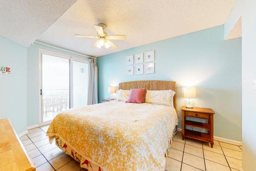 1 dormitorio con 1 cama y ventilador de techo en Silver Beach 205 en Orange Beach