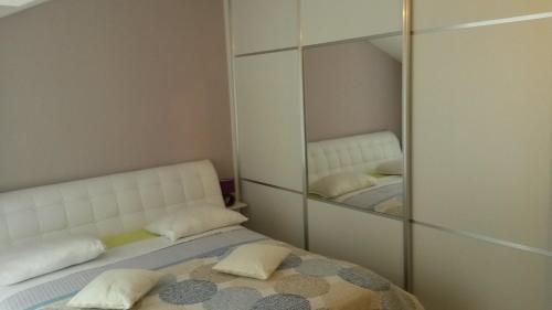 Postel nebo postele na pokoji v ubytování Apartments by the sea Povlja, Brac - 12352