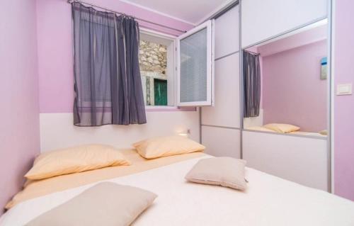 Giường trong phòng chung tại Apartments by the sea Povlja, Brac - 12362