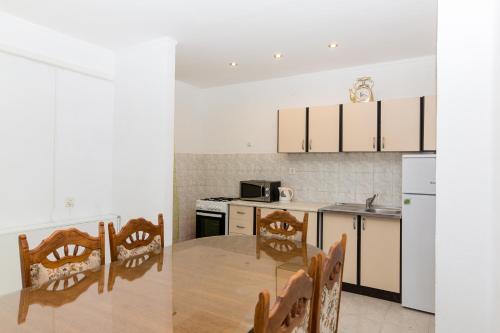 Apartments with a parking space Kastel Kambelovac, Kastela - 12369