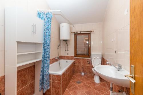 Apartments with a parking space Kastel Kambelovac, Kastela - 12369