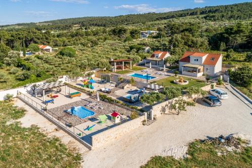 Seaside luxury villa with a swimming pool Supetar, Brac - 12371