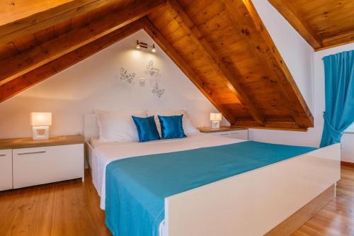 Posteľ alebo postele v izbe v ubytovaní Seaside luxury villa with a swimming pool Supetar, Brac - 12371