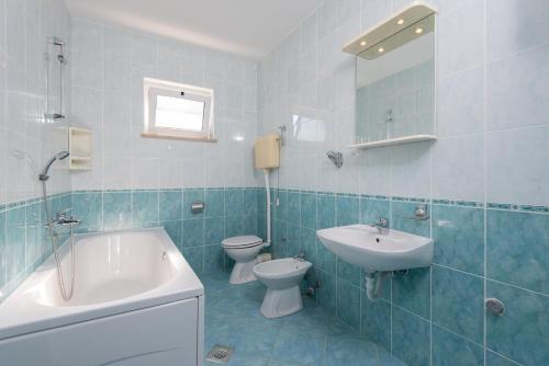 Kúpeľňa v ubytovaní Apartments by the sea Cove Pjestata, Peljesac - 12381
