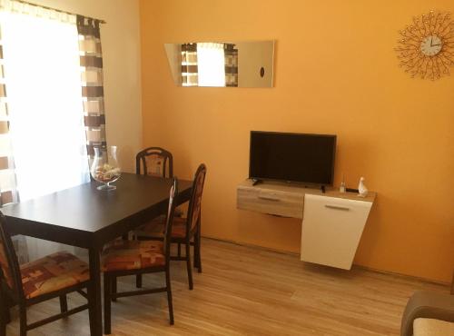 Μια τηλεόραση ή/και κέντρο ψυχαγωγίας στο Apartments with a parking space Premantura, Medulin - 12387