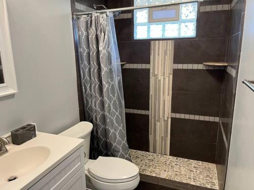 W łazience znajduje się prysznic, toaleta i umywalka. w obiekcie Park Ave 3 Bedroom House walk to Bike Trail w mieście Loveland