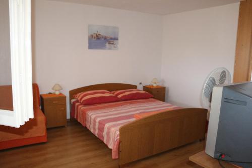 Posteľ alebo postele v izbe v ubytovaní Apartments with parking spaces Basina, Hvar - 12420
