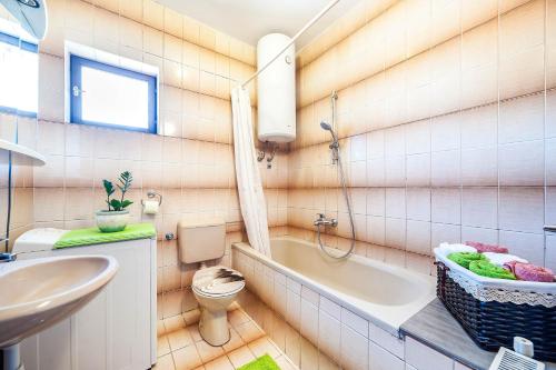 Koupelna v ubytování Family friendly seaside apartments Zaton, Krka - 12416