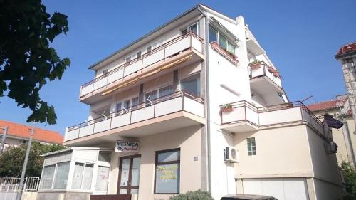Apartments with a parking space Primosten - 12425