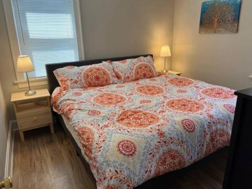 1 cama con edredón de flores y almohadas en un dormitorio en Warren 1 Bedroom Unit near Xavier Downtown en Bellevue