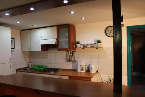 eine Küche mit weißen Schränken und einer Arbeitsplatte in der Unterkunft Apartments with WiFi Opatija - 12426 in Opatija