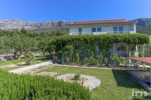 Apartments with parking space Kastel Sucurac, Kastela - 12445