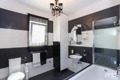 Apartments with parking space Kastel Sucurac, Kastela - 12445