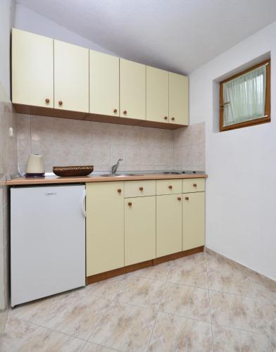 Η κουζίνα ή μικρή κουζίνα στο Family-friendly apartments with swimming pool Baska Voda, Makarska - 12442