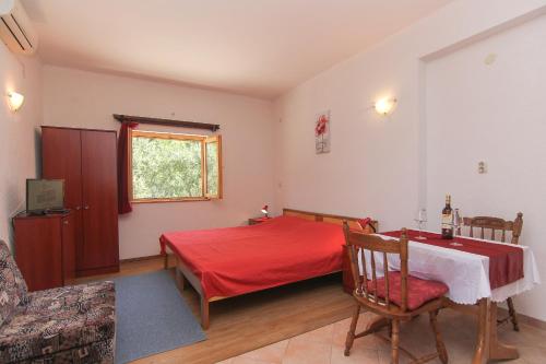 Ένα ή περισσότερα κρεβάτια σε δωμάτιο στο Family-friendly apartments with swimming pool Baska Voda, Makarska - 12442
