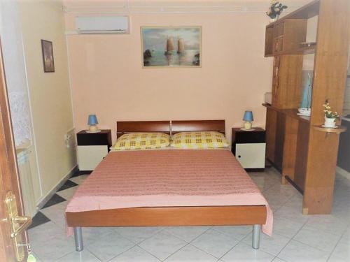 1 dormitorio con 1 cama grande y 2 mesitas de noche en Apartments and rooms with parking space Rabac, Labin - 12368, en Rabac