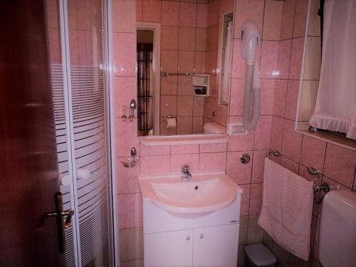 W łazience znajduje się umywalka, prysznic i lustro. w obiekcie Apartments and rooms with parking space Rabac, Labin - 12368 w Rabacu