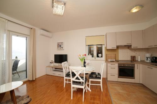 Apartments with parking space Supetar, Brac - 12489