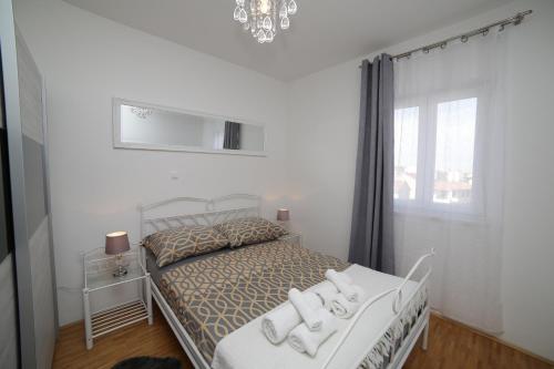 Apartments with parking space Supetar, Brac - 12489