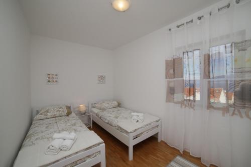 Apartments with parking space Supetar, Brac - 12489