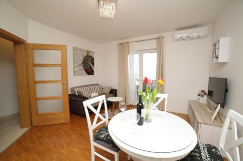 Apartments with parking space Supetar, Brac - 12489