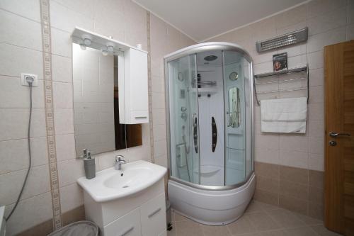 Apartments with parking space Supetar, Brac - 12489