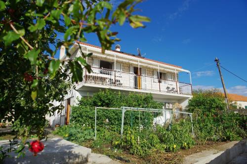 Apartments with parking space Sumartin, Brac - 12487