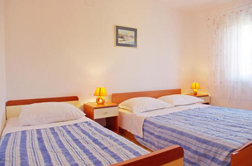 Ένα ή περισσότερα κρεβάτια σε δωμάτιο στο Apartments with a parking space Sumartin, Brac - 12487