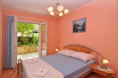 Schlafzimmer mit einem Bett und einem Fenster in der Unterkunft Apartments by the sea Slatine, Ciovo - 12491 in Slatine