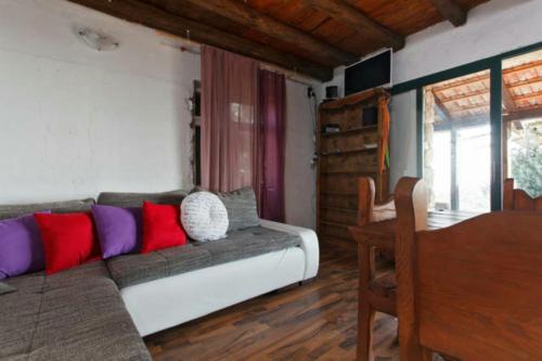 - un salon avec un canapé et des oreillers colorés dans l'établissement Secluded house with a swimming pool Brusje, Hvar - 12493, à Brusje