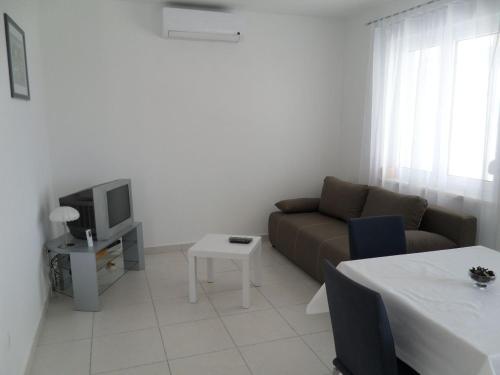 Apartments with a parking space Novi Vinodolski - 12498