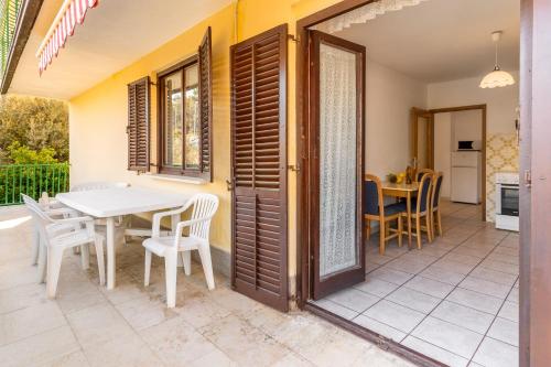 Apartments with a parking space Mali Losinj (Losinj) - 12551