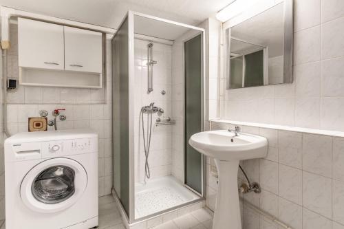a bathroom with a washing machine and a sink at Apartments with a parking space Mali Losinj (Losinj) - 12551 in Mali Lošinj