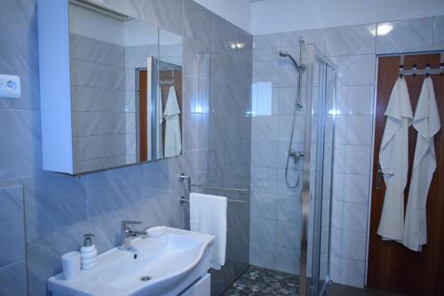 Apartments with a parking space Kastel Stari, Kastela - 12568