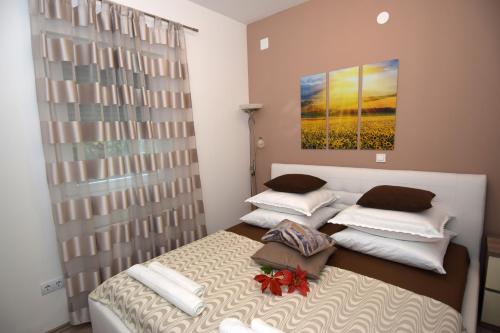 een slaapkamer met 2 bedden en een schilderij aan de muur bij Apartments with a parking space Zagreb - 12573 in Zagreb