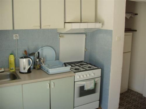 una pequeña cocina con fogones y fregadero en Apartments with a parking space Slano, Dubrovnik - 12576 en Slano