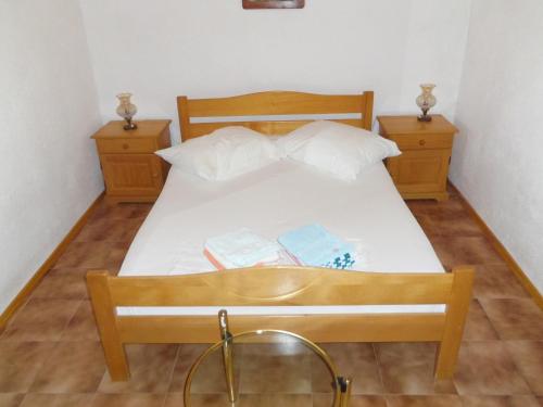 niewielka sypialnia z łóżkiem z 2 szafkami nocnymi w obiekcie Holiday house with a parking space Bol, Brac - 12604 w Bol