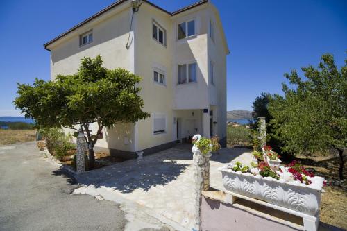 Fotografia z galérie ubytovania Apartments with a parking space Seget Vranjica, Trogir - 12612 v Trogiri