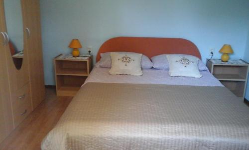 - une chambre avec un grand lit et 2 tables de chevet dans l'établissement Apartments with a parking space Smrika, Kraljevica - 12670, à Šmrika