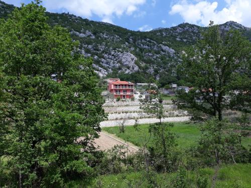 Apartments with a parking space Ostrvica, Omis - 12674