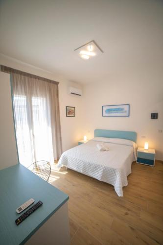 a bedroom with a bed and a desk in a room at Medoro Camere Milazzo in Milazzo