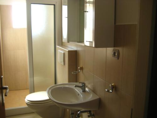 Vonios kambarys apgyvendinimo įstaigoje Apartments with a parking space Kastel Stari, Kastela - 12691