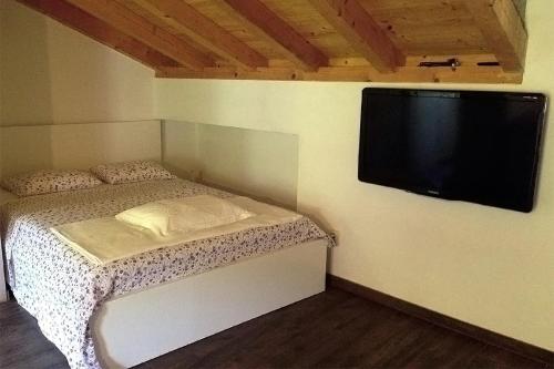 een slaapkamer met een bed en een flatscreen-tv bij Apartments by the sea Cove Salbunara - Bisevo, Vis - 12700 in Komiža