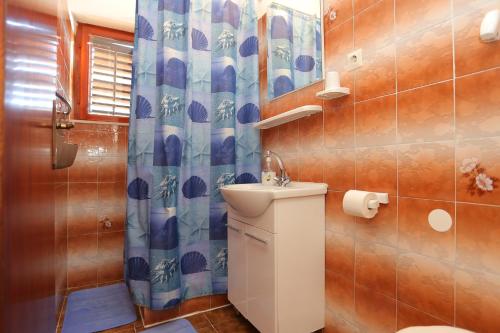 Apartments by the sea Stanici, Omis - 12723