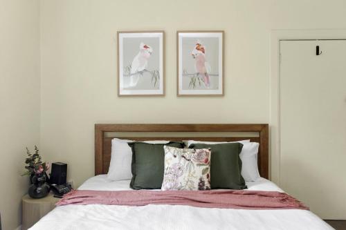 1 dormitorio con 1 cama con 3 cuadros en la pared en Katoomba Getaway en Katoomba