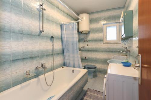 Kúpeľňa v ubytovaní Apartments with a parking space Trogir - 12695