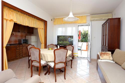 eine Küche und ein Esszimmer mit einem Tisch und Stühlen in der Unterkunft Apartments with a parking space Seget Vranjica, Trogir - 12760 in Donji Seget