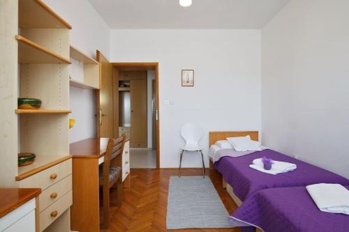 Postel nebo postele na pokoji v ubytování Apartments with parking spaces Drnis, Zagora - 12769