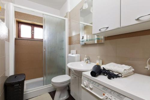 Koupelna v ubytování Apartments with parking spaces Drnis, Zagora - 12769
